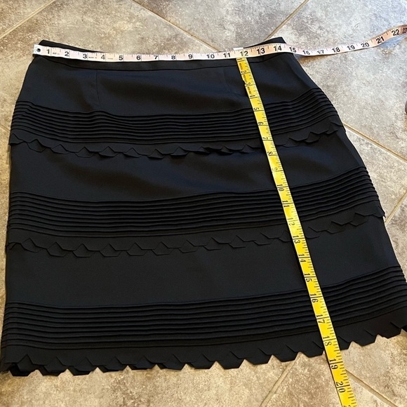 Banana Republic scalloped hem black mini skirt size 0 - Picture 3 of 8